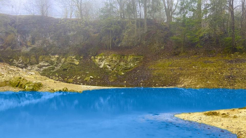 Фото: Голубое озеро (возможный цвет воды в особый период), вблизи