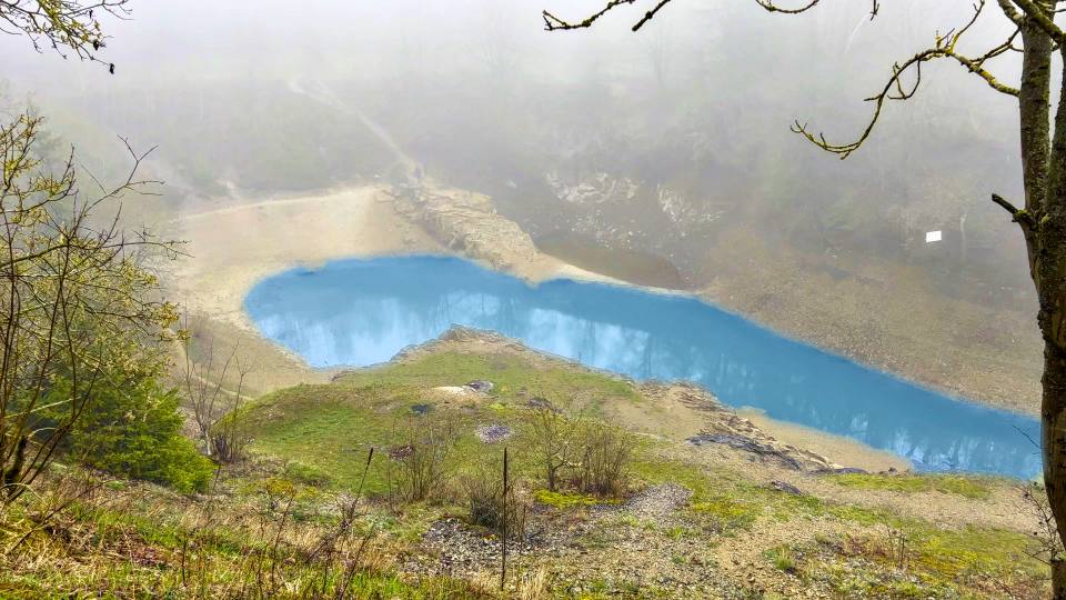 Фото: Голубое озеро (возможный цвет воды в особый период), вид сверху