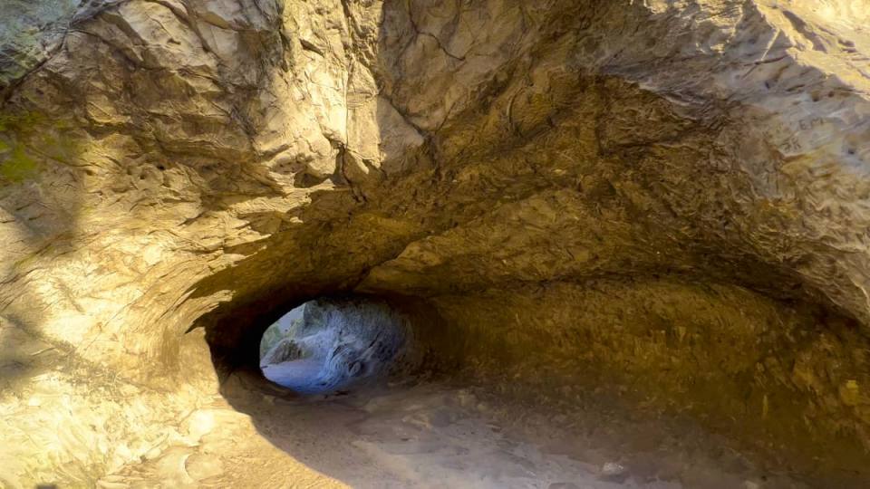 Фото: Пещера в песчаниковой скале