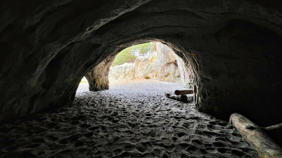 Фото: Пещеры в песчаниковой скале, Heers, вид изнутри