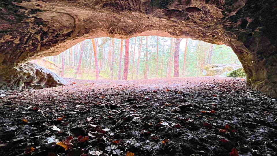 Фото: Пещеры в песчаниковой скале, вид изнутри