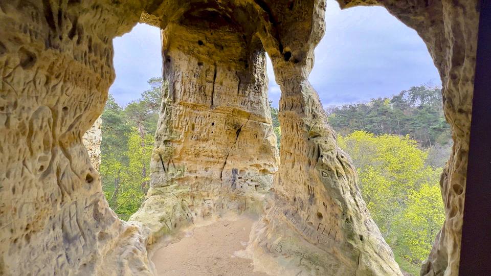 Фото: Пещеры в песчаниковой скале Чертовой стены, вид изнутри