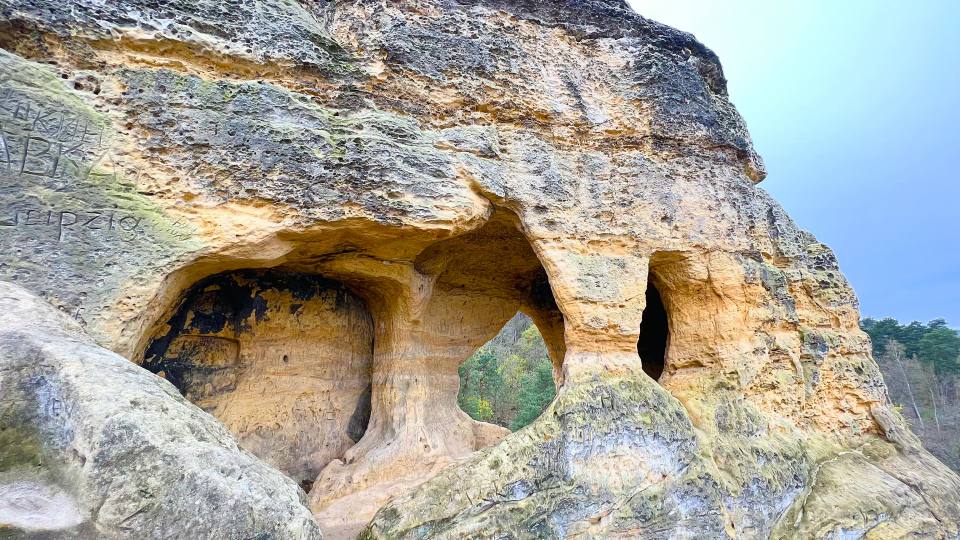 Фото: Пещеры в песчаниковой скале