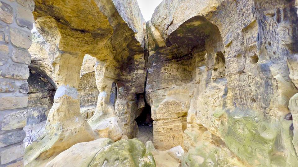 Фото: Пещеры в песчаниковой скале Чертовой стены, Teufelsmauer