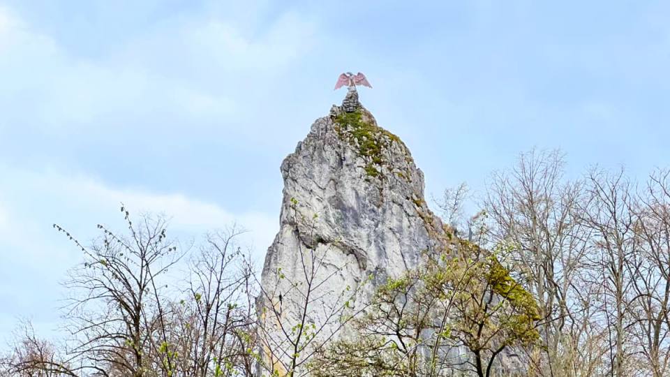 Фото: Статуя орла на скале