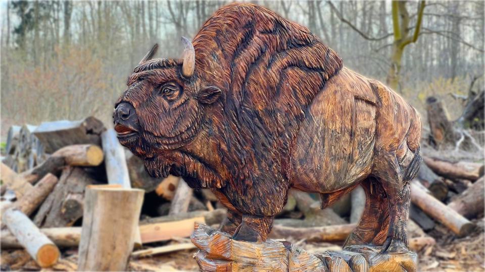 Фото: Вырезанный из дерева бык в натуральный размер
