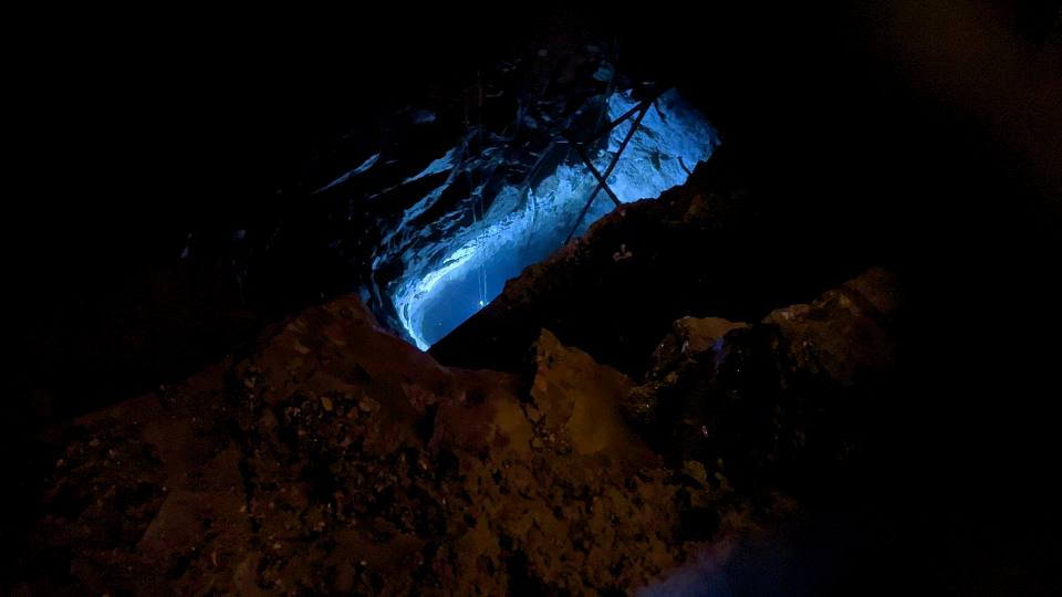 Фото: Штольни шахты, глубокая пропасть