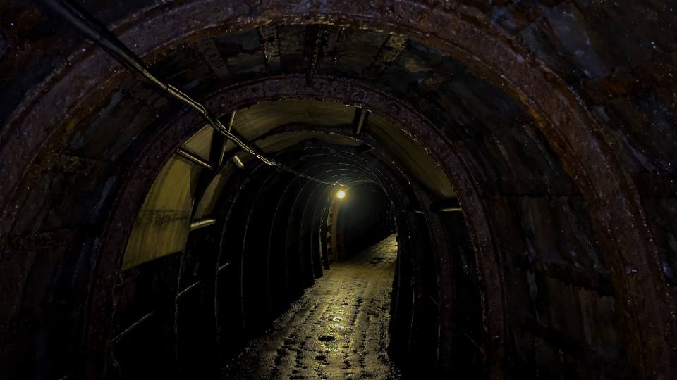 Фото: Подземный туннель выставочной шахты