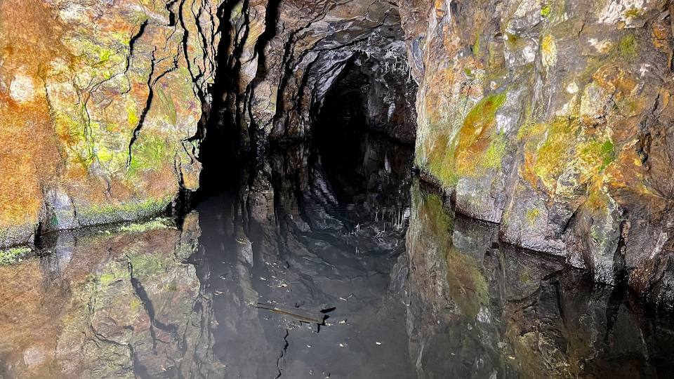Фото: Подземное озеро в демонстрационной шахте