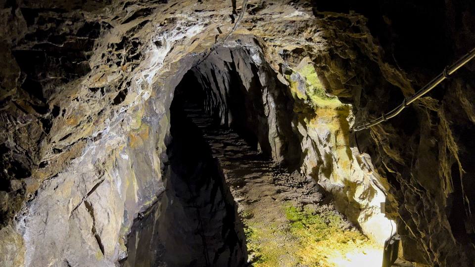 Фото: Подземный туннель, канава для воды