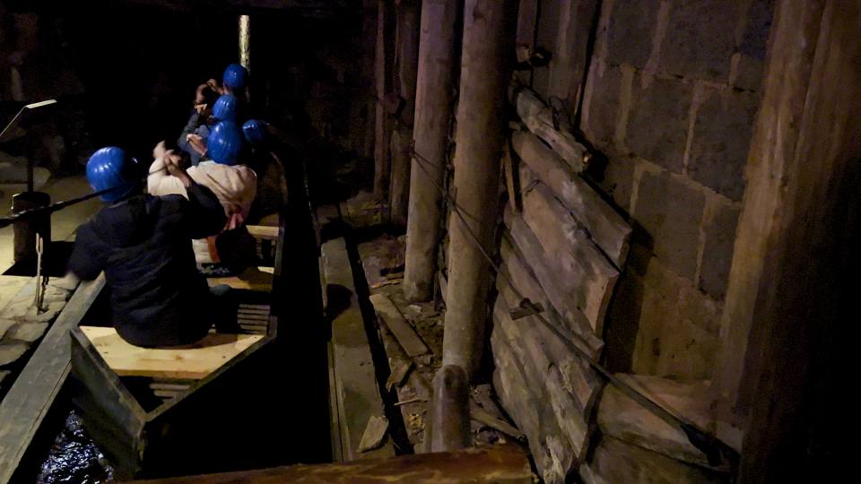 Фото: Поездка на лодке в шахтовом туннеле под землей