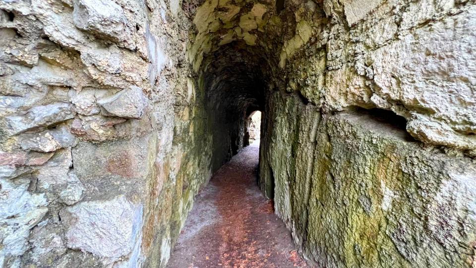 Фото: Руины замка Шарцфельс, сохранившийся туннель, Burgruine Scharzfels