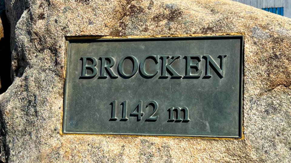 Фото: Табличка на вершине горы Броккен с обозначением высоты