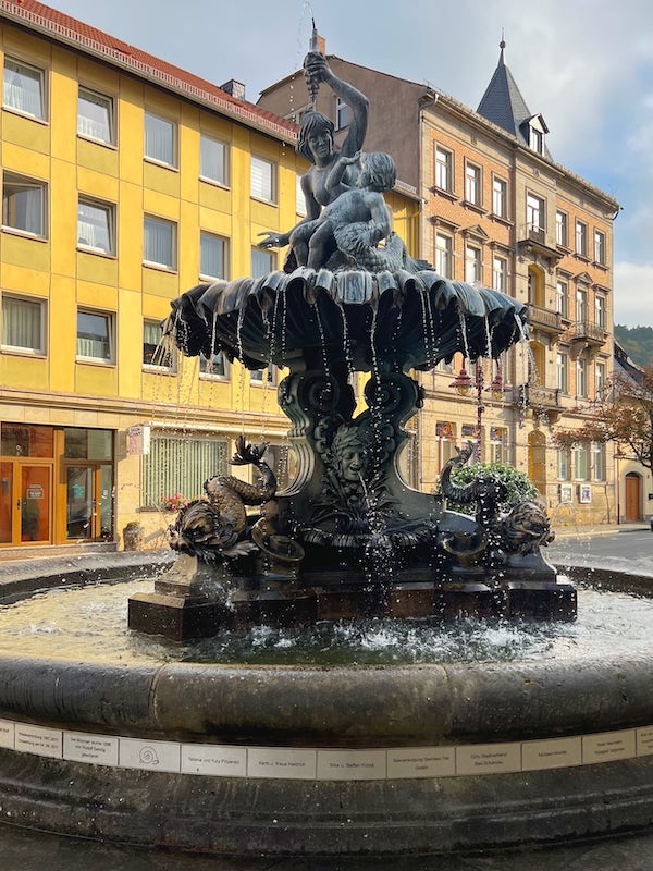 Фото: Город Бад-Шандау в Саксонской Швейцарии, фонтан на рыночной площади