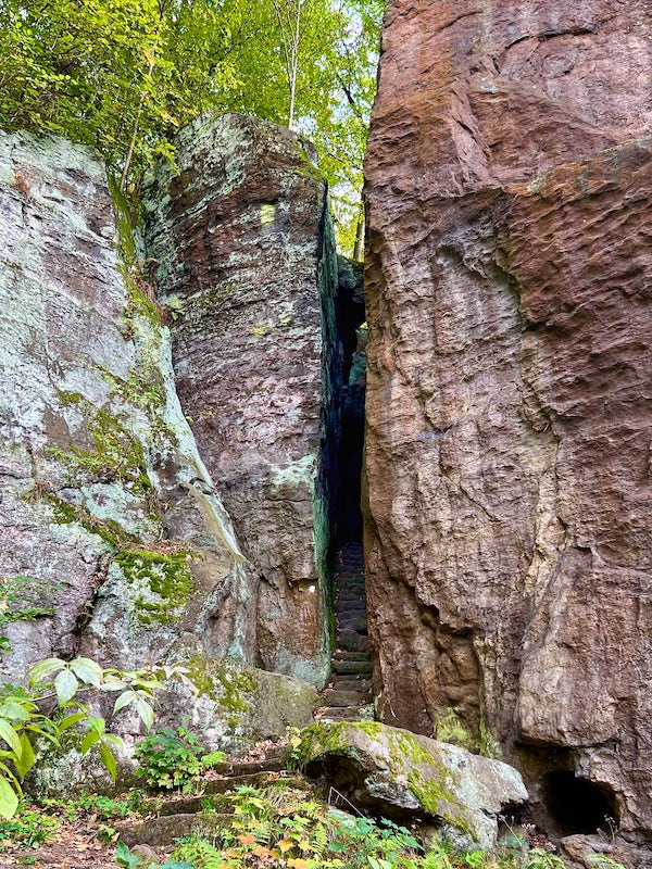 Фото: Вход в пещеру, оснащенный лестницей, в Саксонской Швейцарии