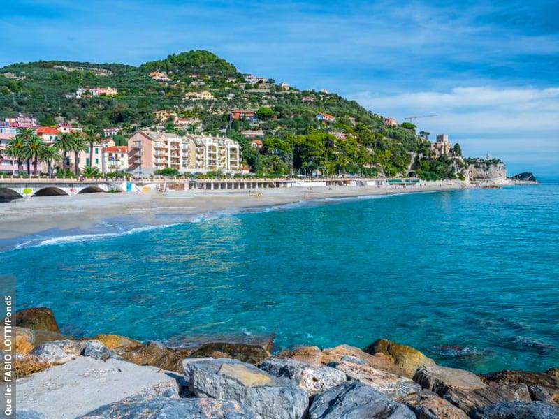 Фото: Финале-Лигуре в Италии, популярный курорт на берегу моря, песочные пляжи