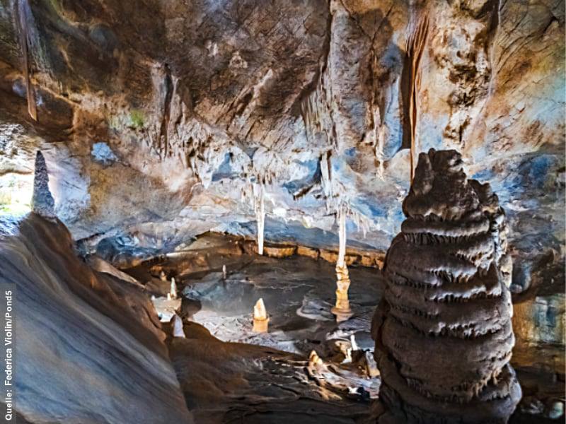 Фото: Грот Тойрано (Grotte di Toirano) в провинции Савона, Италия
