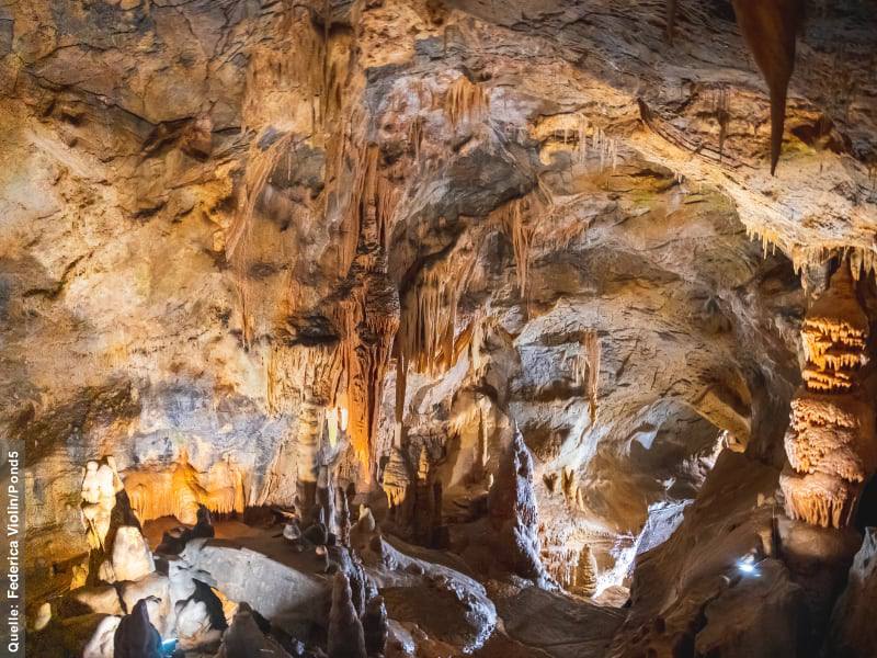 Фото: Пещерная система из 70 сталактитовых пещер в Италии, в коммуне Тойрано, Савона
