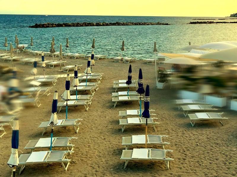 Фото: Пляжи Италии, Лигурия, с оплатой за аренду места