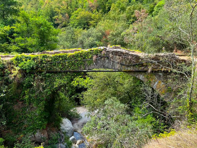 Фото: Каменный мост над горной речкой в Лигурии