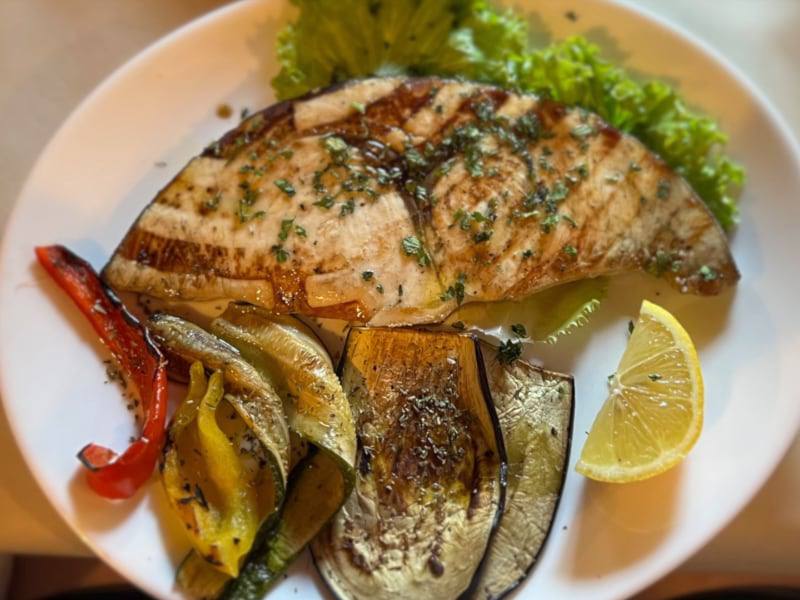 Фото: Лигурийская кухня: рыба-меч на гриле с овощами