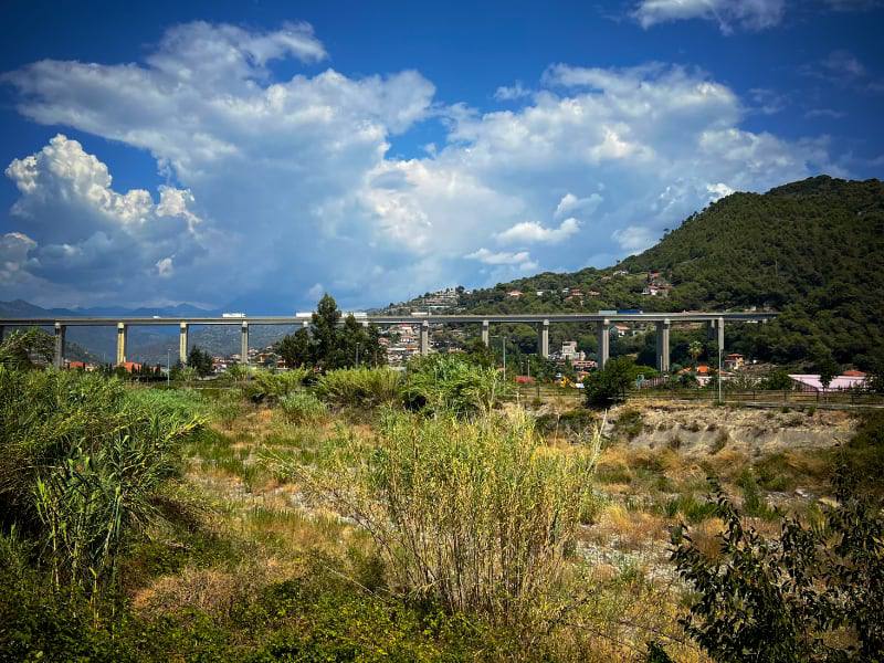 Фото: Скоростная автомагистраль на Итальянской Ривьере, проходящая через горы и соединяющая Лигурийские города