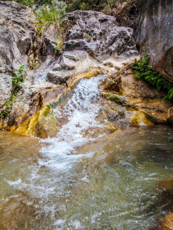 Фото: Горный ручей и небольшой водопад в Лигурии