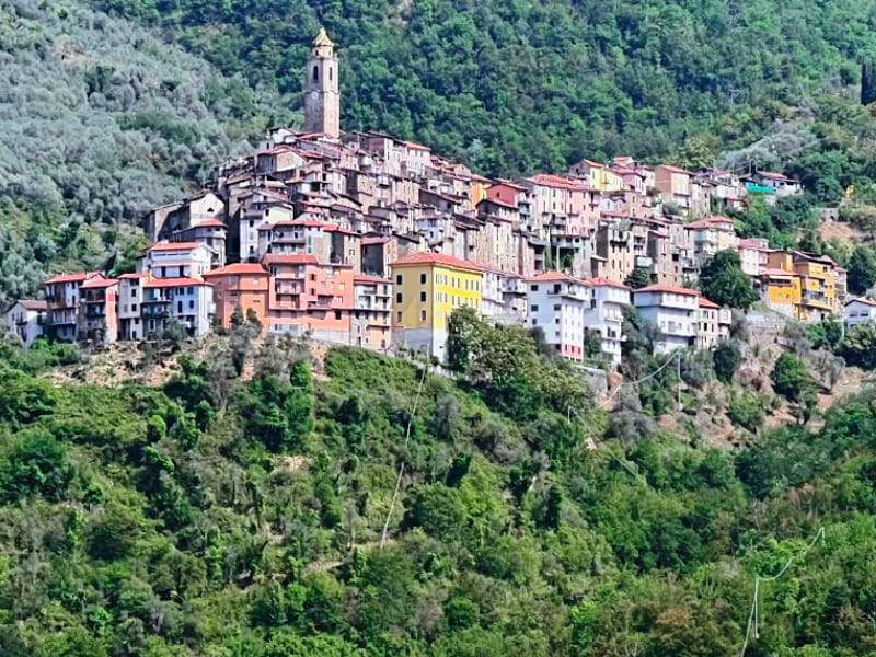 Фото: Итальянская горная деревня в Лигурии