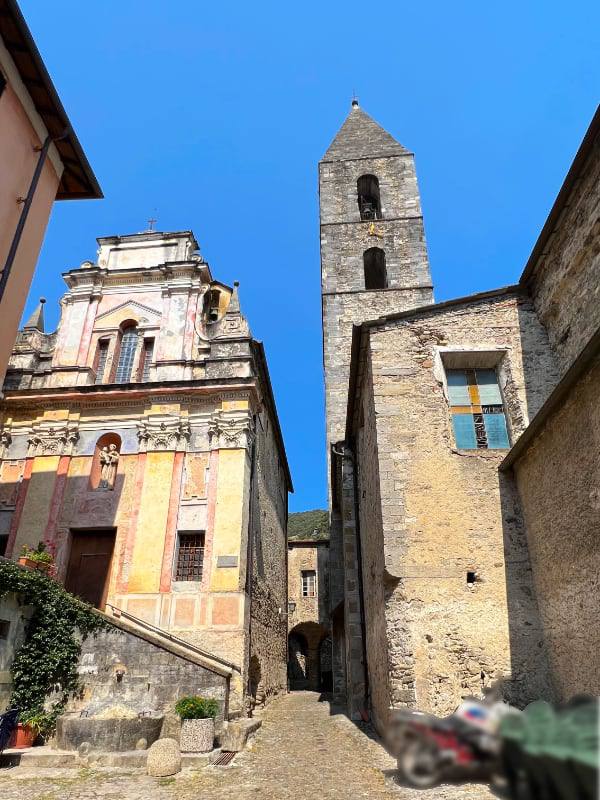 Фото: Горная деревушка в Италии, площадь с церковью