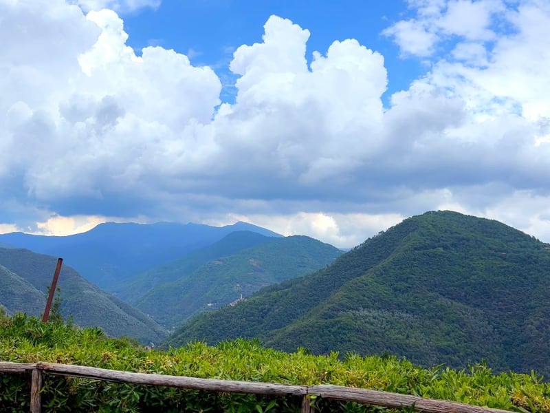 Фото: Горы в Лигурии и облака над верхушками гор