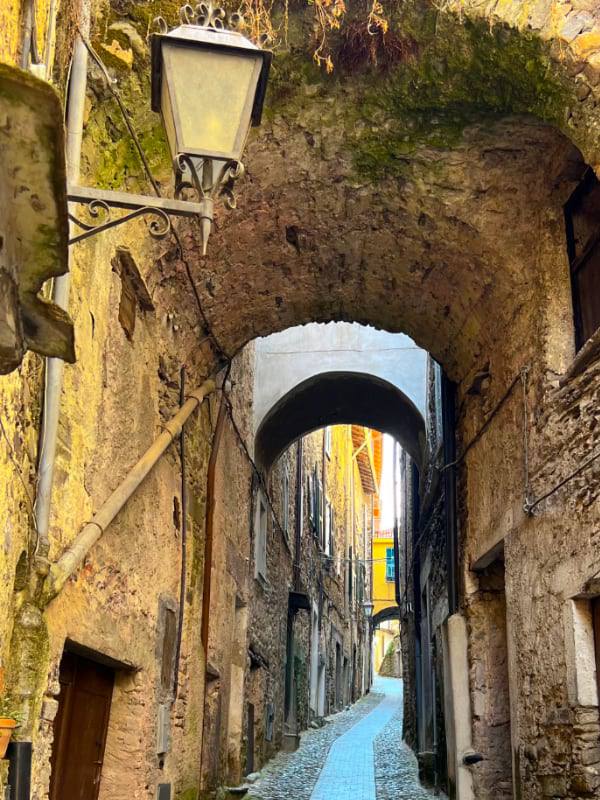 Фото: Узкие улочки в горных итальянских городах, каменные арки
