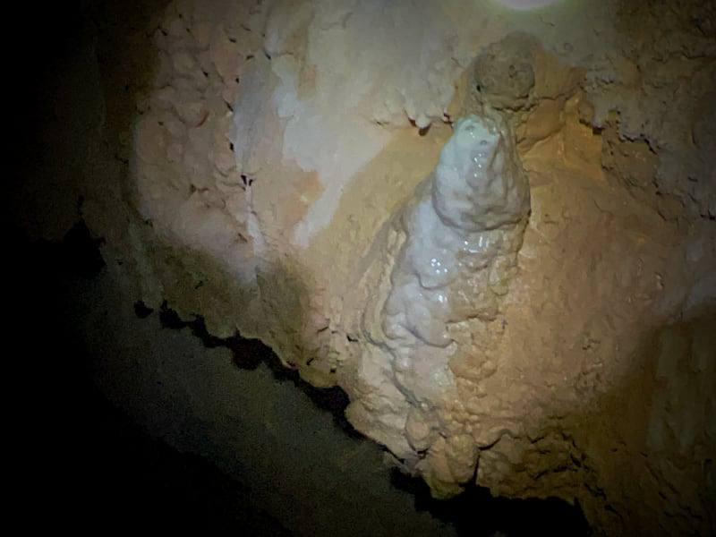 Фото: Сталагмит в горной пещере Италии