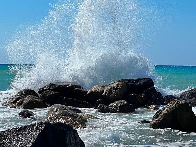 Фото: Лигурийское море, брызги воды, разбивающихся о камни волн