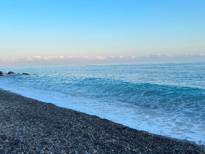 Фото: Спокойное вечернее Лигурийское море и небольшие волны на нем